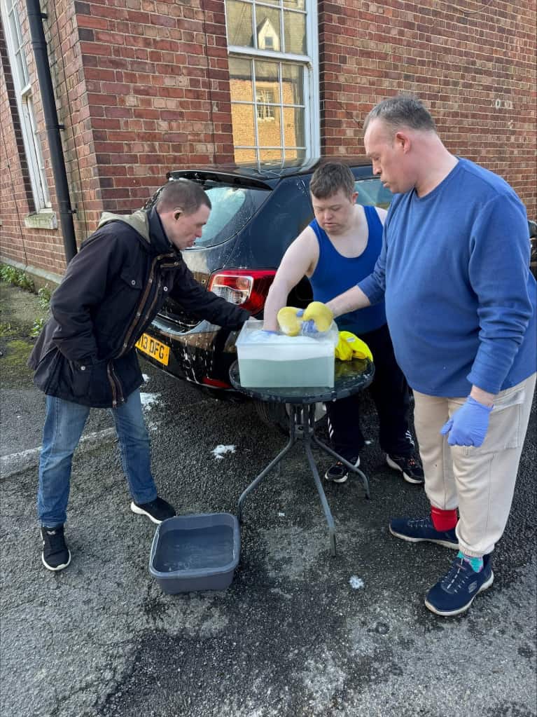 The group also made signs to oﬀer free car washes to the public and got stuck in washing cars!